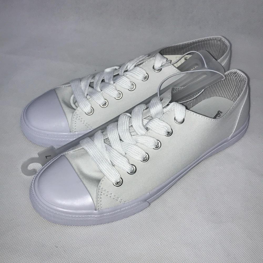 Universal Thread White Sneakers Women's Size 7 Bayla Lace up Shoes Brand New